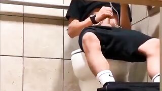 偷拍体育生厕所打飞机射精