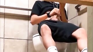 偷拍体育生厕所打飞机射精