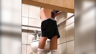 偷拍体育生厕所打飞机射精