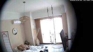 学生情侣入住酒店快活私密外流还拿手机记录生活