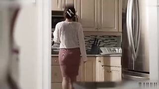 淫荡表姐下春药勾引表弟脱掉内裤直接骑在表弟脸上