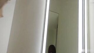 摄像头偷拍最新流出试衣间的年轻漂亮小姐姐