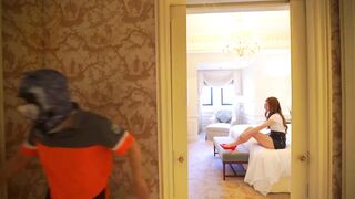 购买果哥白金8P高清原版视频豪乳女神顔瑜被强暴拍照双人剧情【致命快递】.